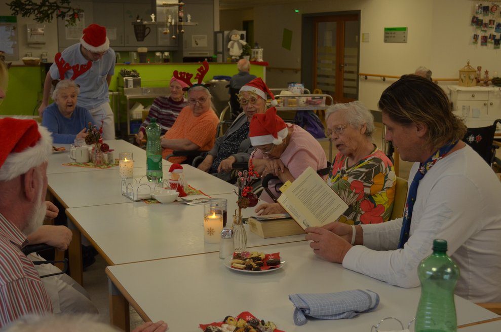 Bewohner hören Weihnachtsgeschichte 