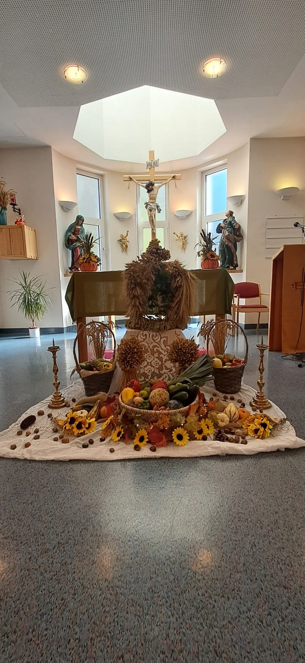 Erntedankkrone und Erntegaben.