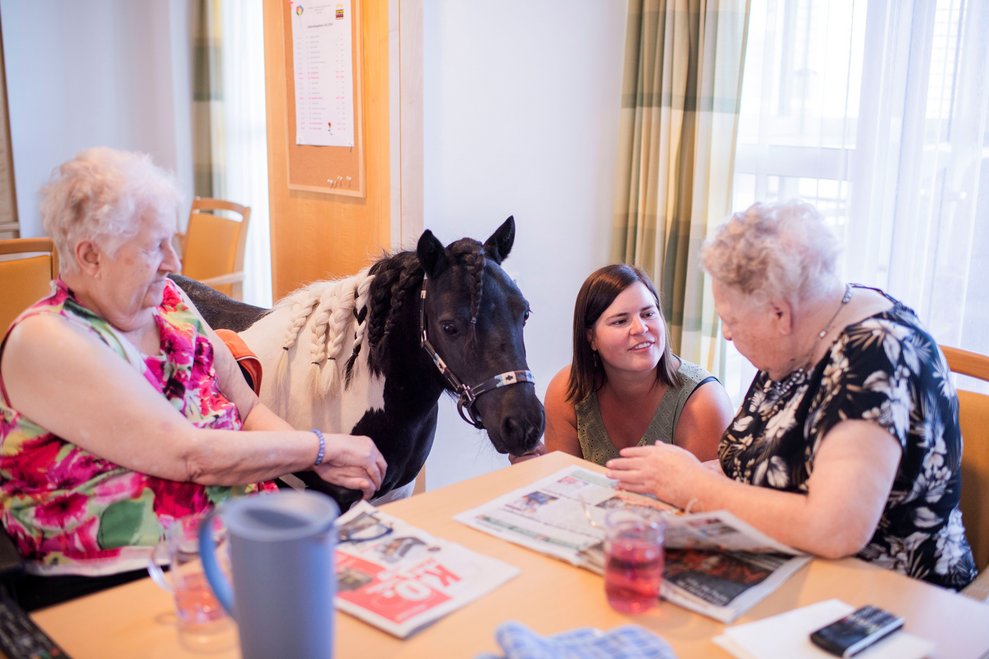 Bewohnerinnen mit Mitarbeiterin und Pony