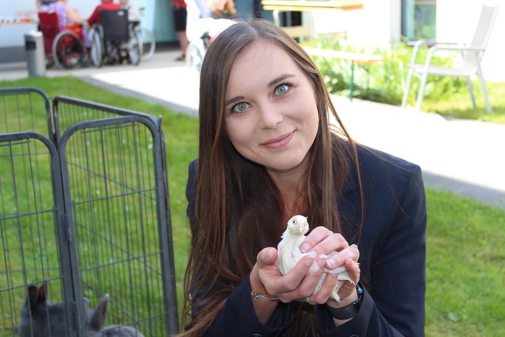 Ganz vorsichtig setzt unsere Kfm. Dir. Lena Fritz-Reicher ein Wachtelküken in sein Gehege.
