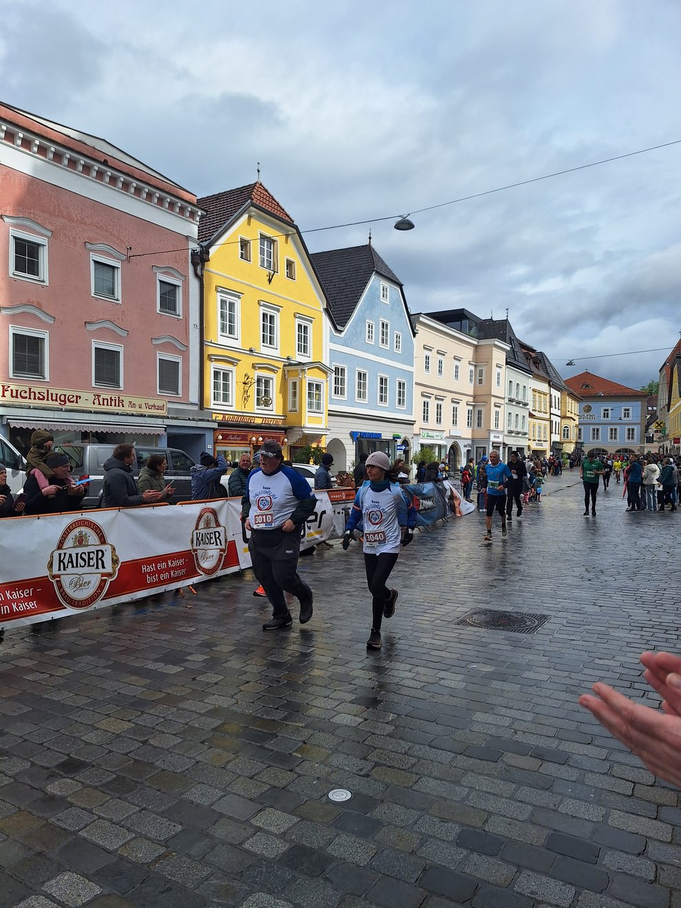 2 Personen laufen Richtung Ziel