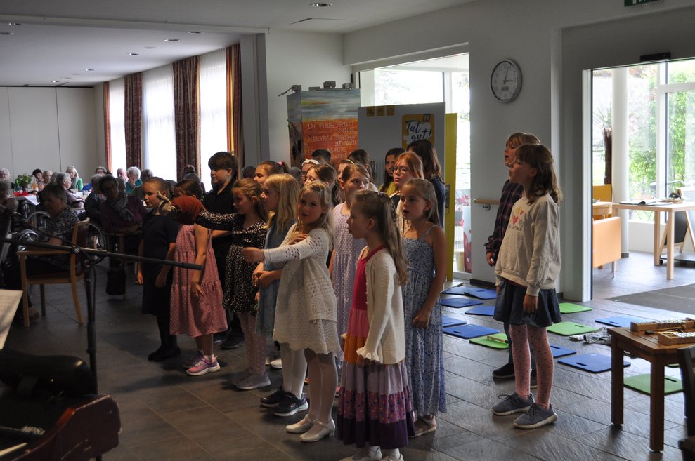 einige Kinder singen