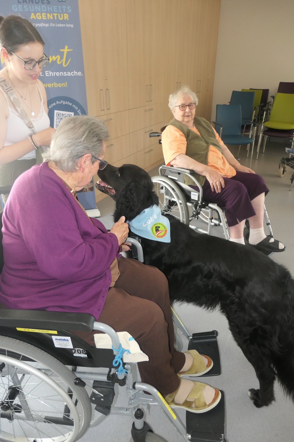 Hund Loki mit Frauchen Carina und zwei Damen.