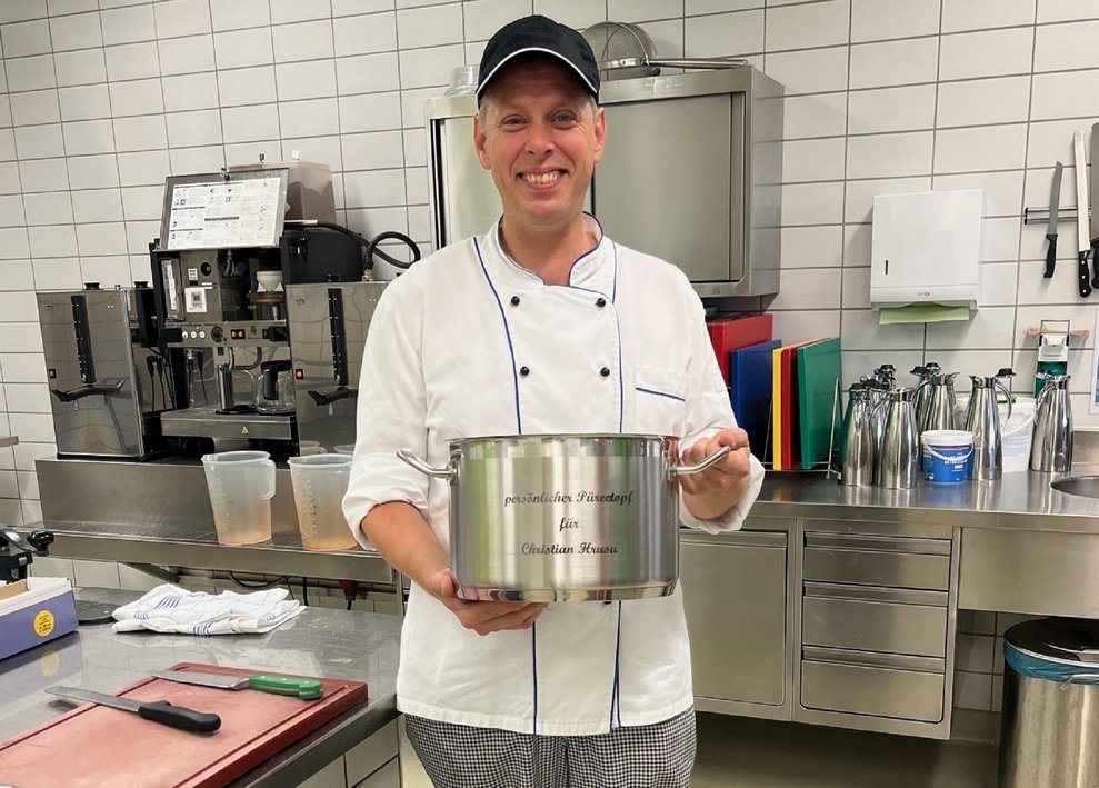 Das Küchenteam überraschte Christian mit einem ganz besonderen Geschenk: ein persönlicher Püree-Kochtopf.