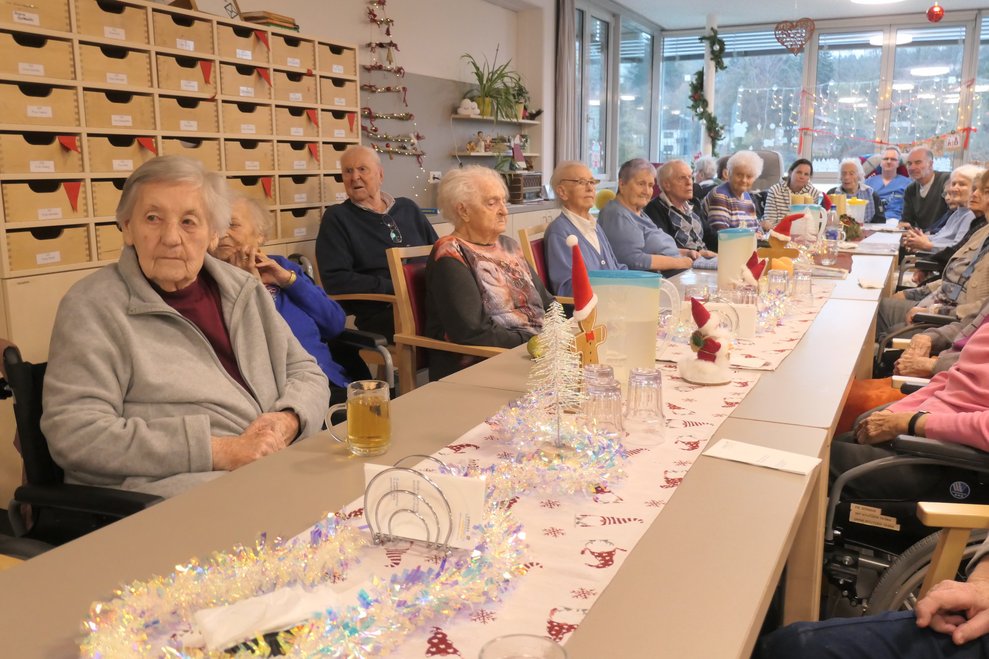 BewohnerInnen lauschen der Musik