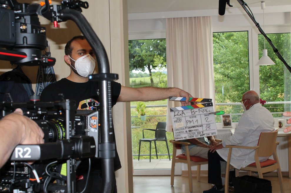 Eine Kamera filmt BewohnerInnen.