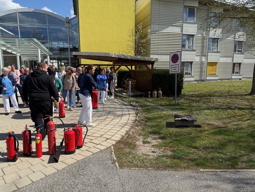 Unsere MitarbeiterInnen durften passend zu der Brandschutzschulung selbst Feuer löschen.