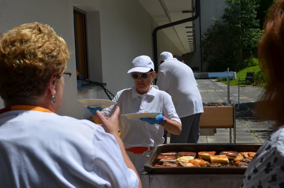 Küchenchefin grillt das Fleisch