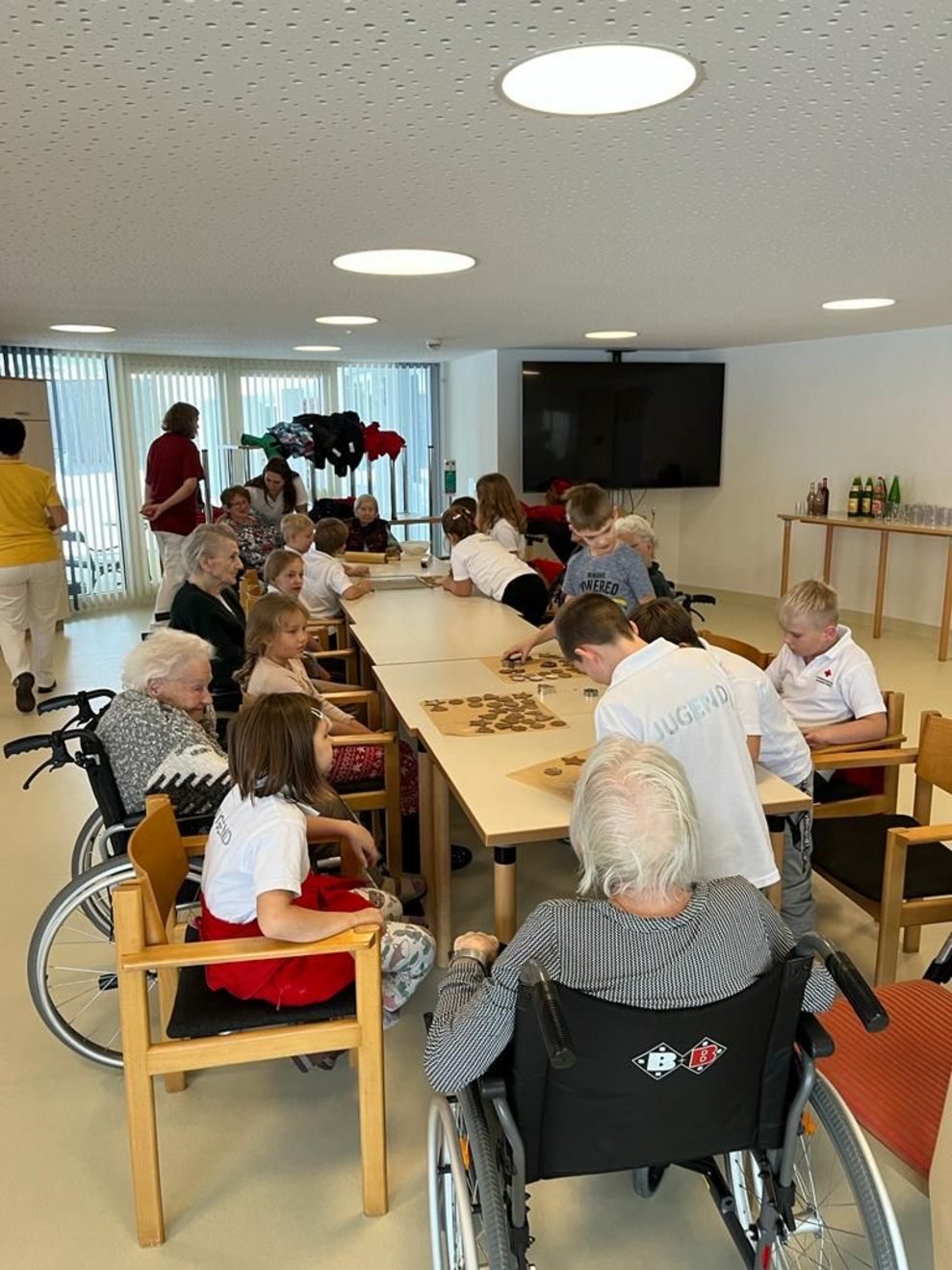 alle helfen zusammen beim Backnachmittag