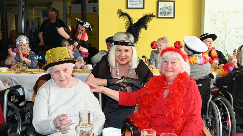 Frau Dir. Grötzl mit unseren Bewohnern.