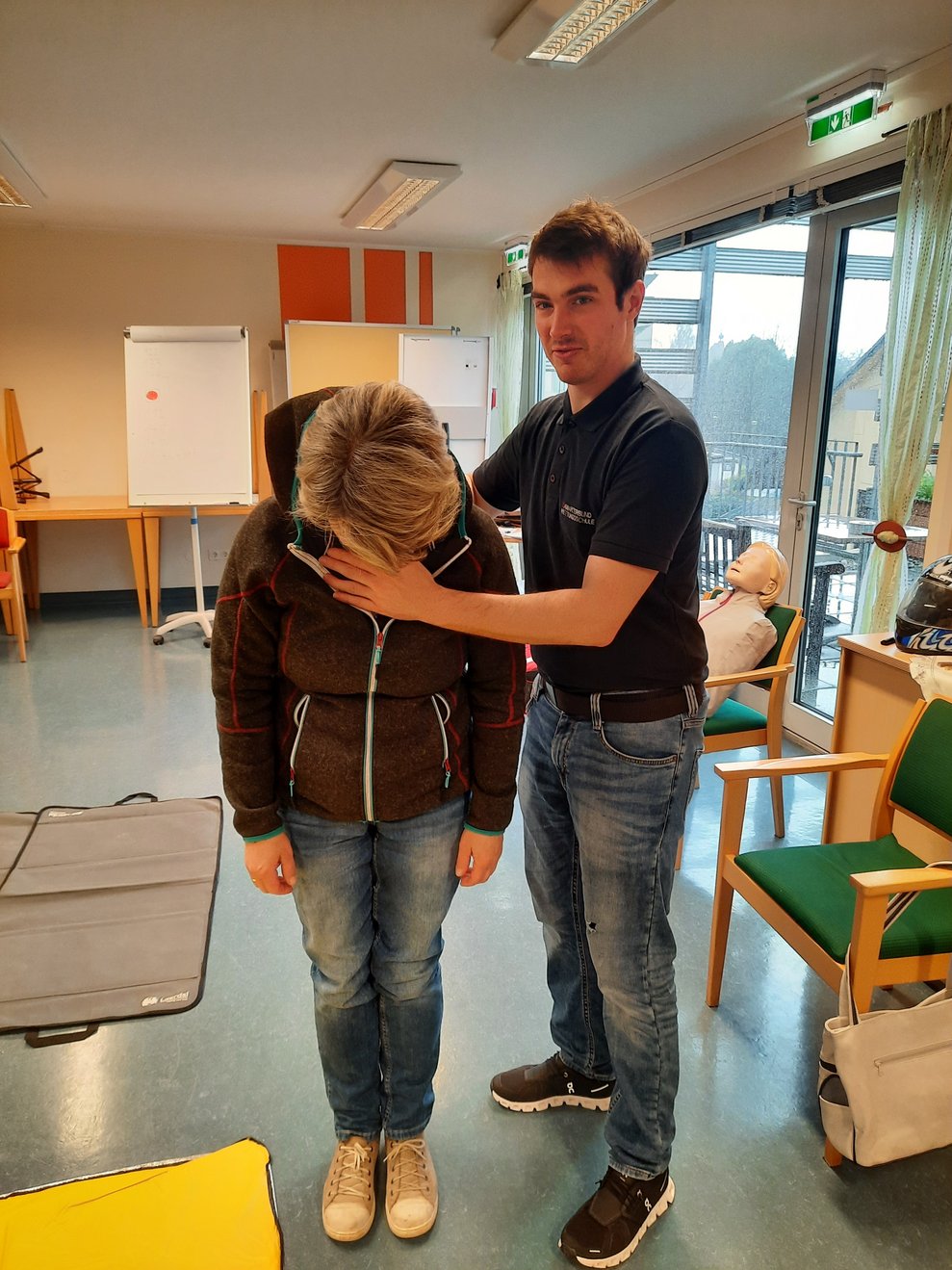 Ein Mann erklärt Erste Hilfe Maßnahmen.