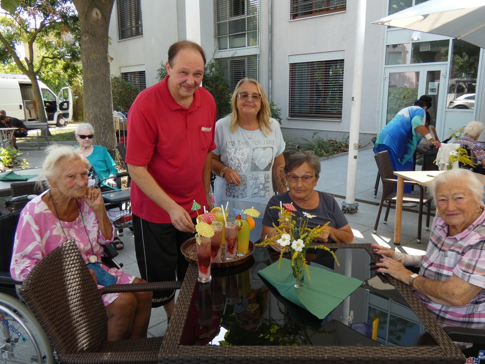 Menschen mit Cocktails