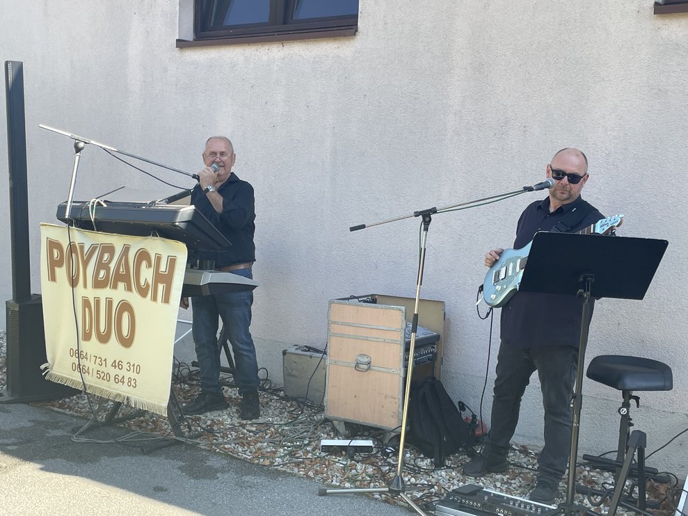 Die Musiker spielen am Gartenfest. 