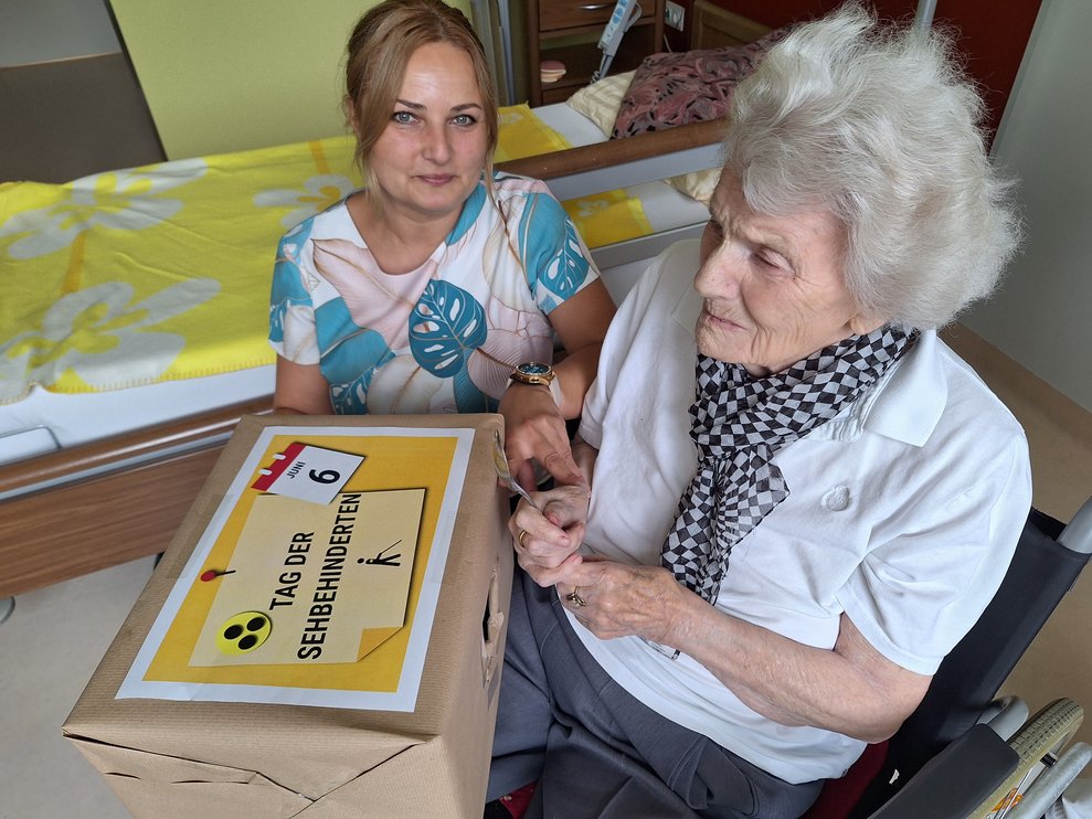 Frau Kahofer, die selbst zum betroffenen Personenkreis zählt, stellt sich sofort und sehr gerne für diese Fotostrecke zur Verfügung.