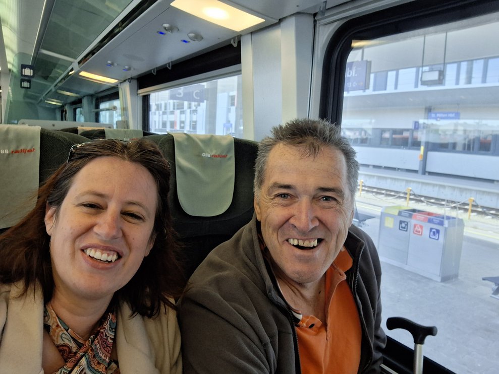 Eine Frau und ein Mann im Zug