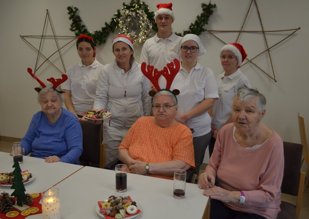 Bewohnerinnen mit Küchenteam