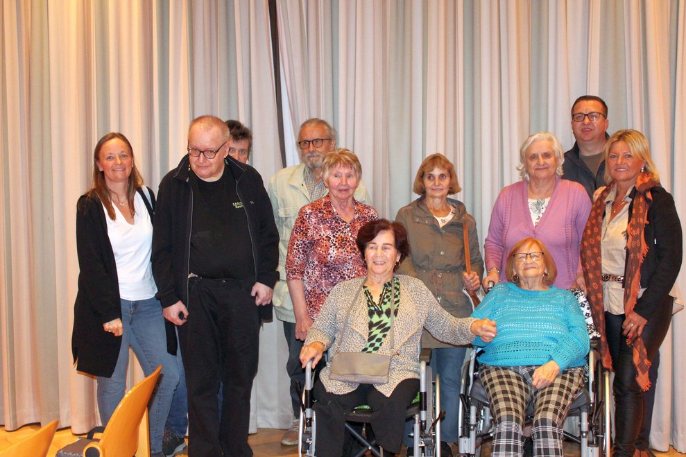 Zum Schluss durfte ein Gruppenfoto auf der Bühne natürlich nicht fehlen.