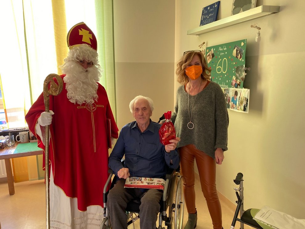 Lieber Nikolaus, tritt ein und bring Glück herein.