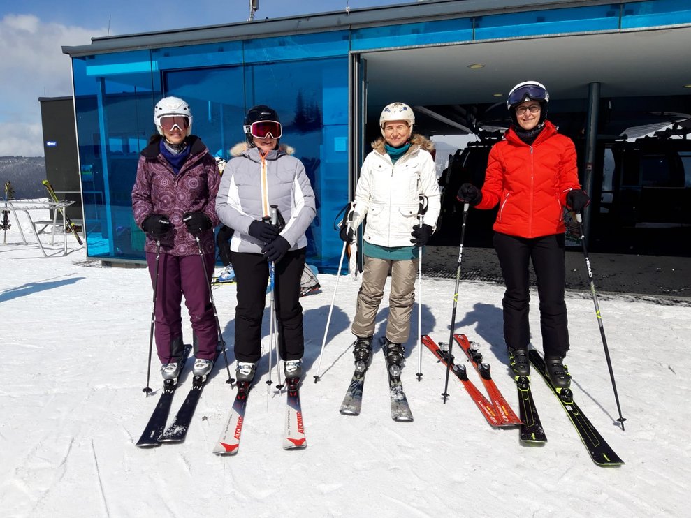 Vier Damen mit Skiern.