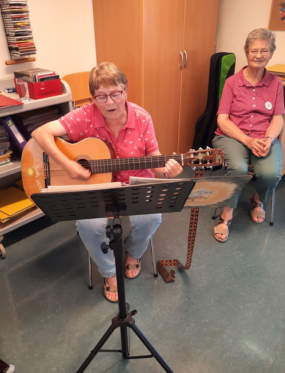 Eine Dame mit Gitarre.