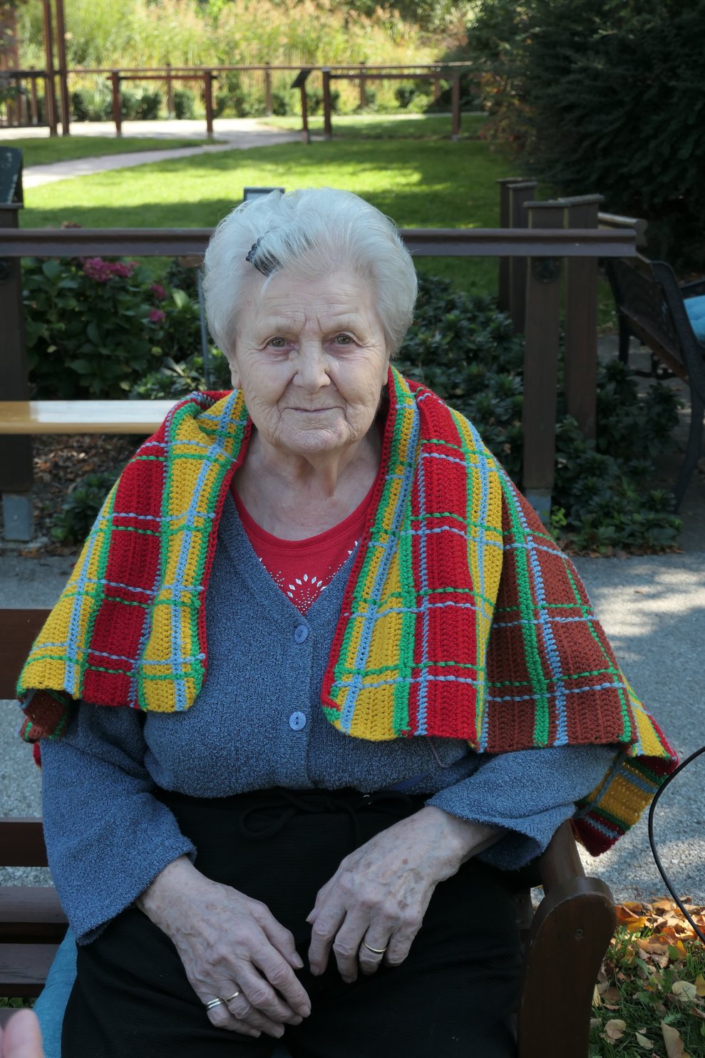 Eine Frau mit Wolldecke.