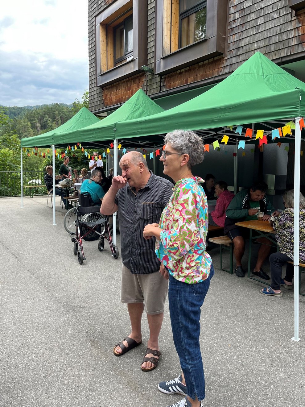 Unsere Direktorin und ein Bewohner applaudieren dem DJ.