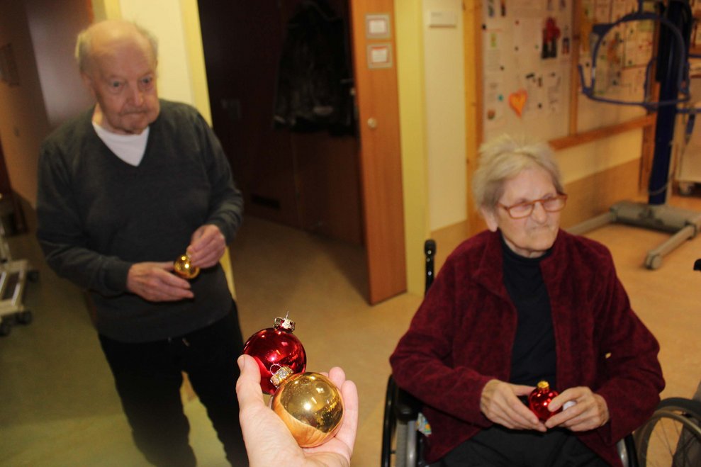 BewohnerInnen schmücken Christbaum