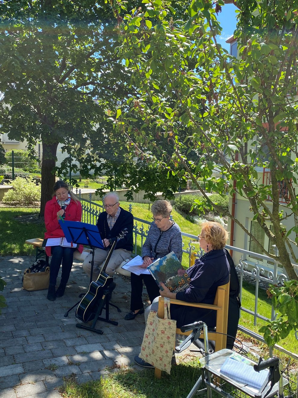Beisammensein im Rosengarten