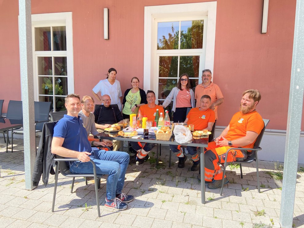 Gruppenfoto beim Tisch
