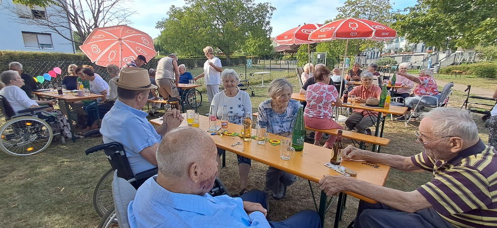 Sitzende Personen.