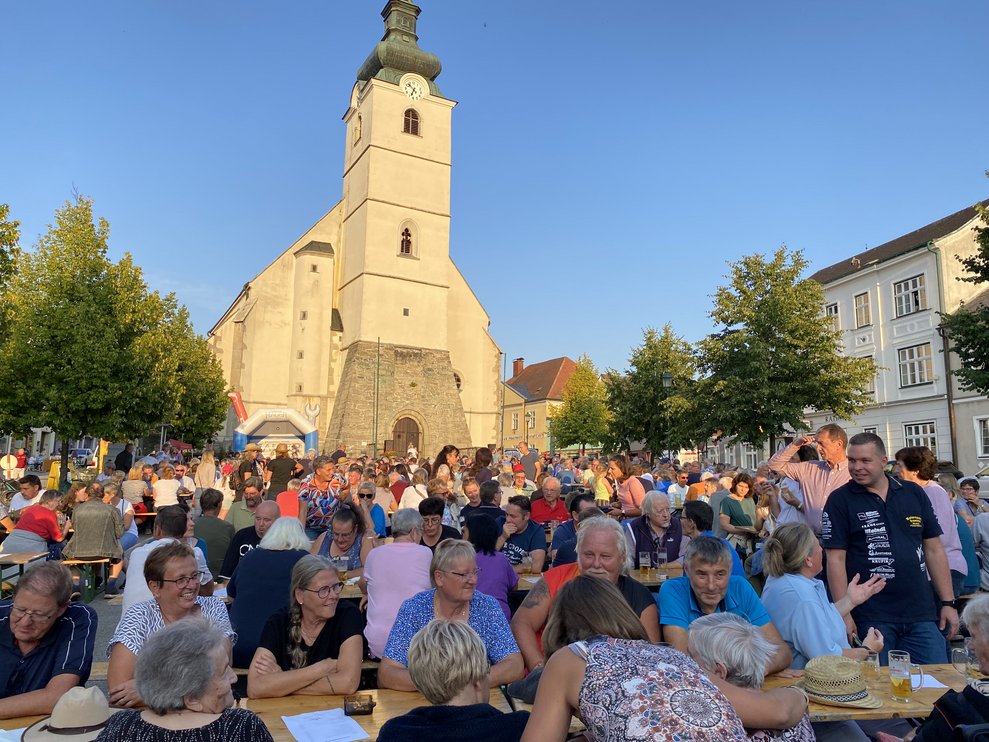 Der Stadtplatz ist sehr gut besucht.