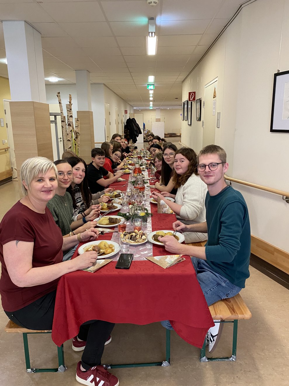 Alle lassen sich das Mittagessen schmecken, DANKE für die tolle Aufführung!
