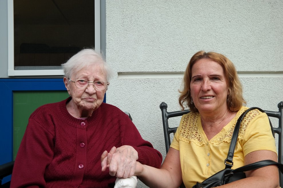 Eine Bewohnerin und eine Betreuerin.