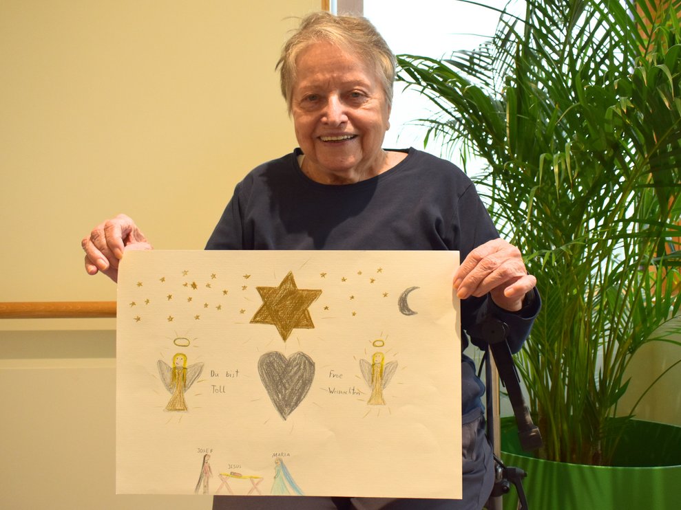 Bewohnerin Liane Toifelhardt mit einem selbstgemalten Bild der Waldorfschule