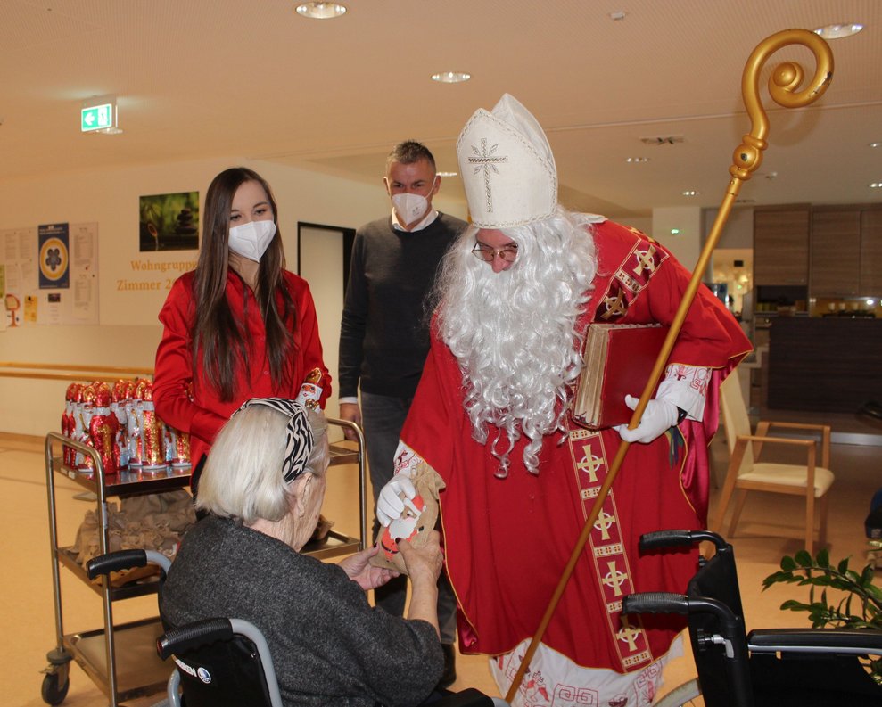…sie mit Süßigkeiten sowie Obst gefüllten Nikolaussäckchen zu überraschen.