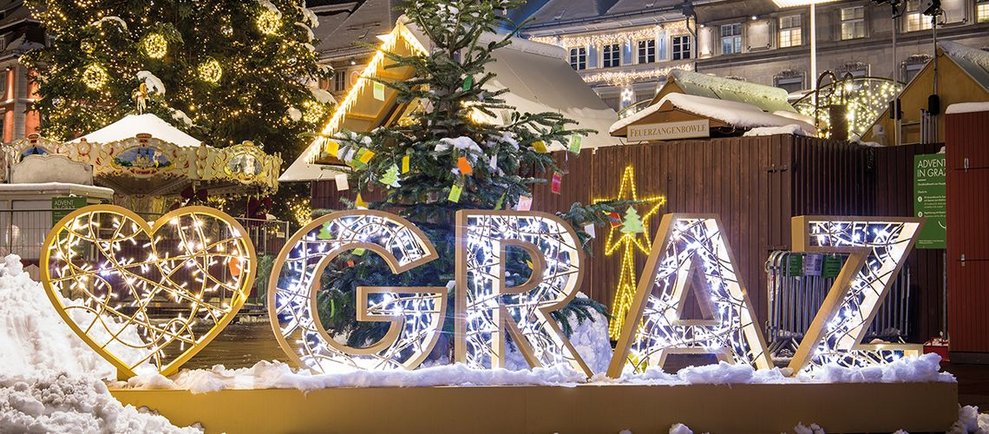 Graz hat ebenfalls viel zu bieten. Vom Christkindlmarkt am Hauptplatz bis zu den Kasematten am Schloßberg: Frische Maroni, in Schokolade getunkte Früchte, Lebkuchen, Punsch und Glühwein - um nur Einige der Köstlichkeiten zu nennen.
