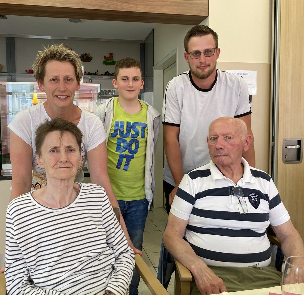 Fr. Katzenbeißer fühlt sich im Kreise ihrer Familie sichtlich sehr wohl.