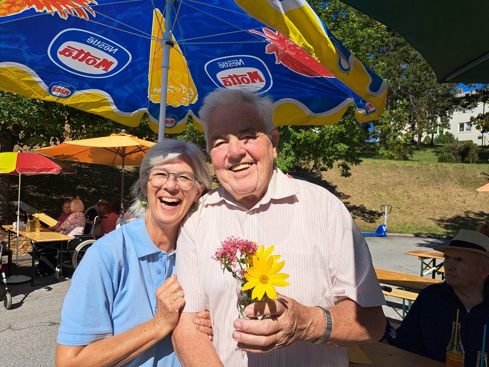 Eine Frau und ein Mann am Gartenfest. 