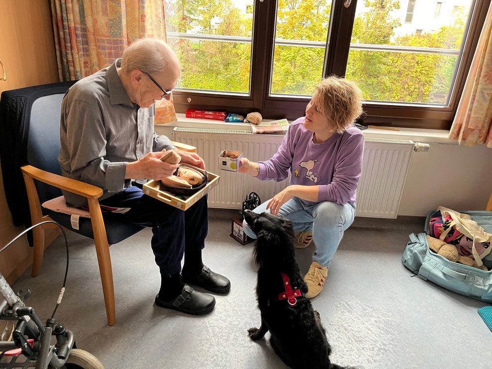 Hund mit zwei Menschen