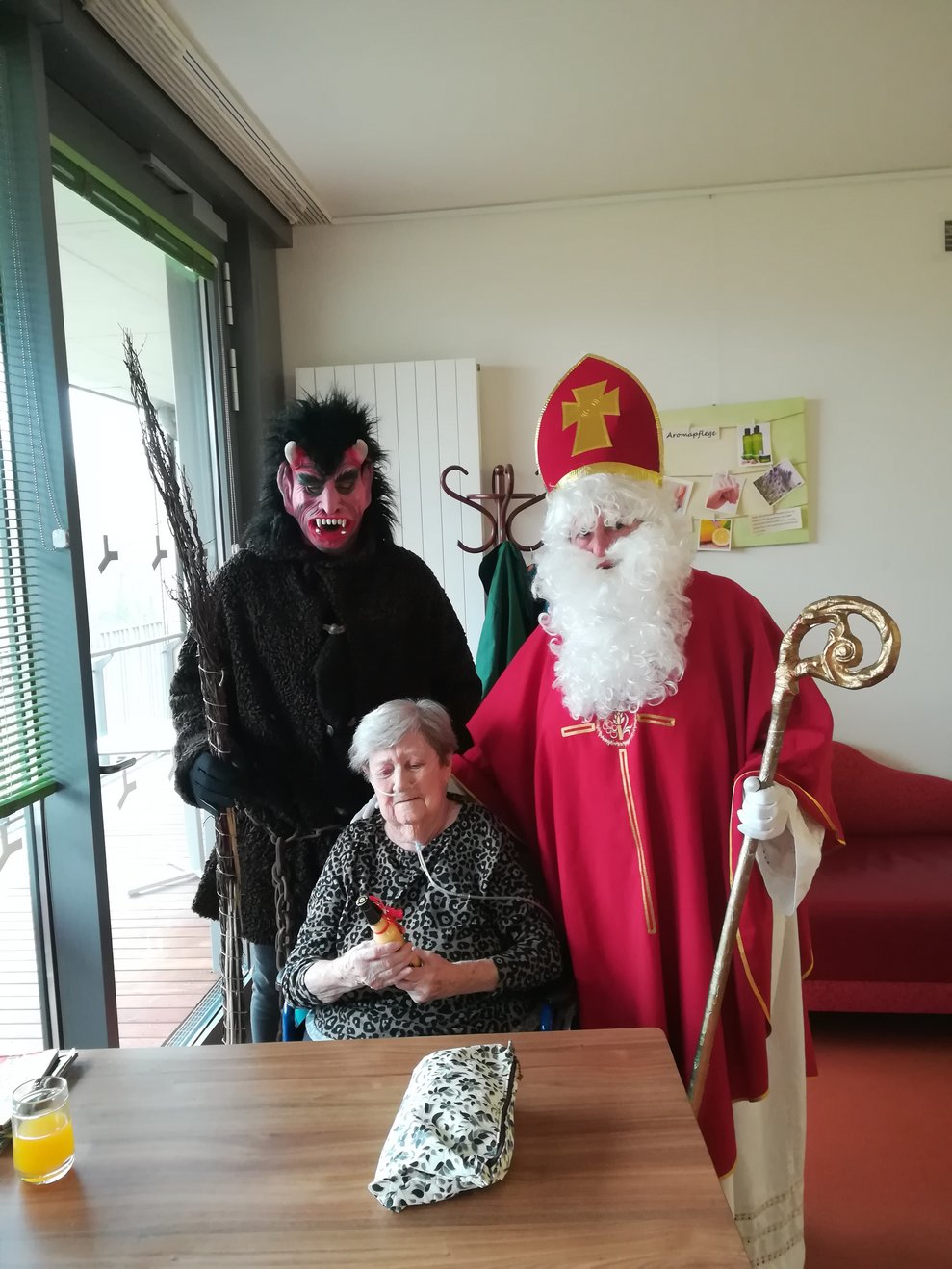 Nikolaus und Krampus treffen am Wohnbereich Seerose ein.