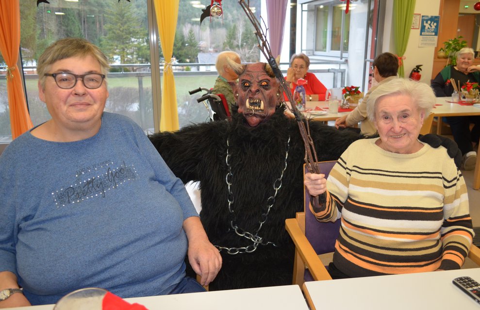 Bewohnerinnen mit Krampus