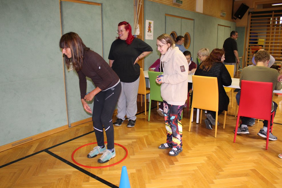 Drei Personen spielen ein Wurfspiel