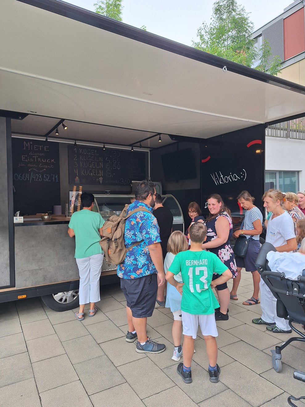 Jung und Alt liebt Vanille, Erdbeere, Schokolade, Zitrone, Amarena, Kokos, Malaga, Haselnuss, Mango, Stracciatella, Kaffee, Pistazie, ...