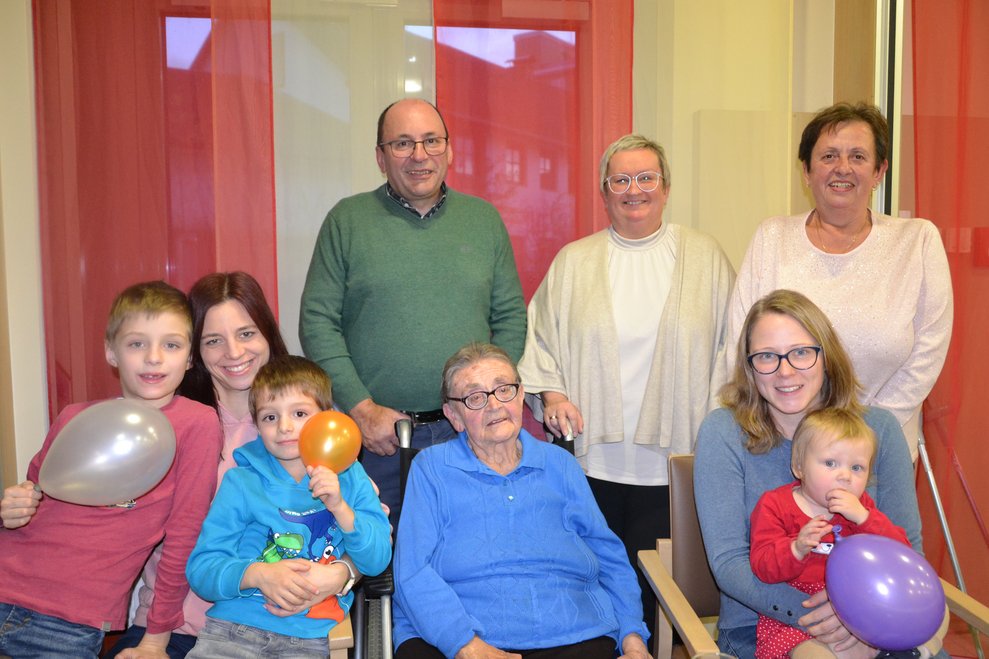 Frau Böhm gemeinsam mit Kinder, Enkel und Urenkel.