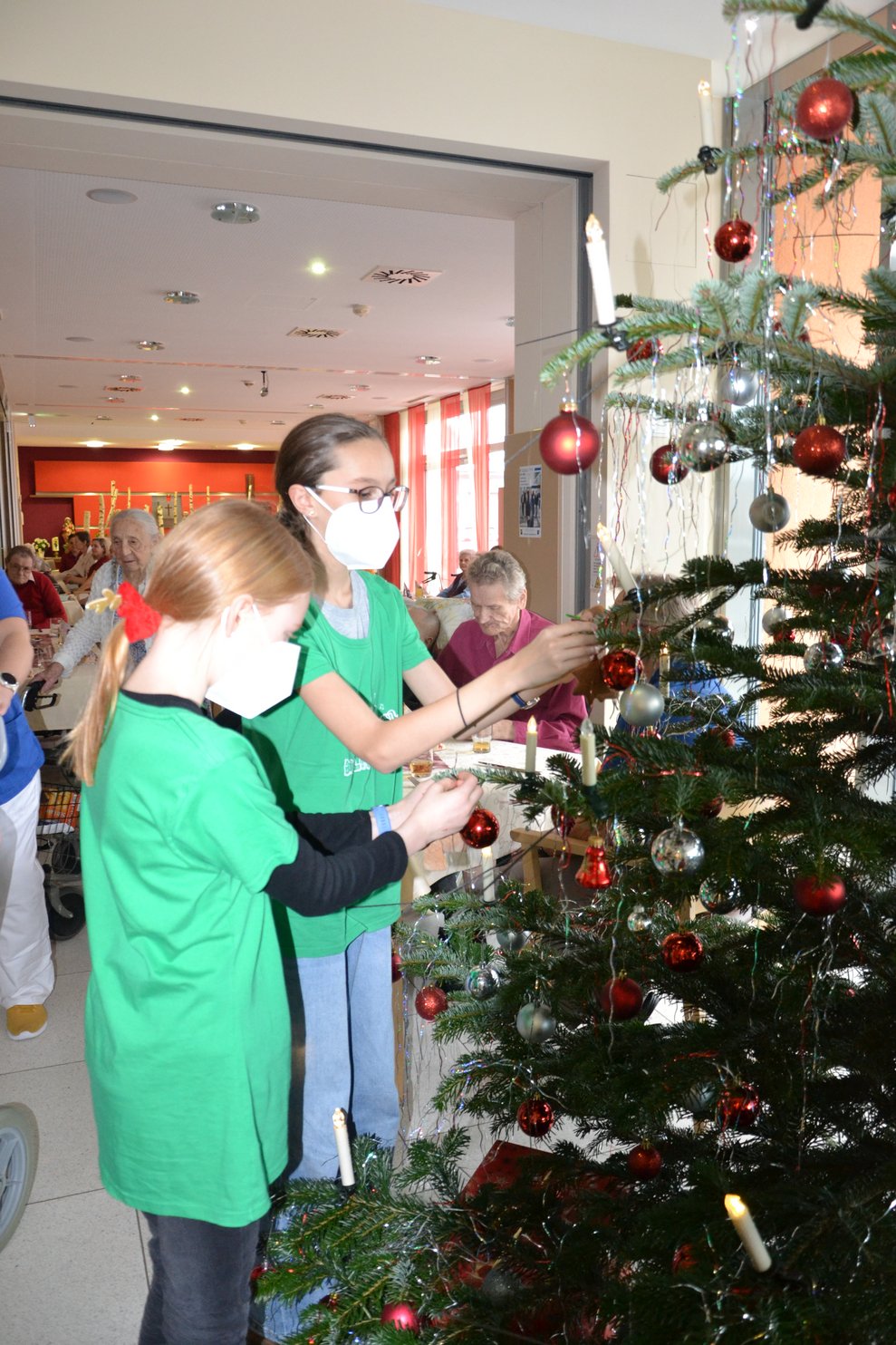 Als Erinnerung an die tolle Feier, schenkten uns die SchülerInnen selbstgebackene Christbaumanhänger.