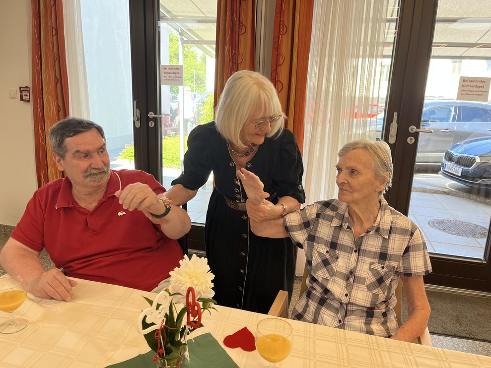 Ehrenamtliche mit Bewohnern