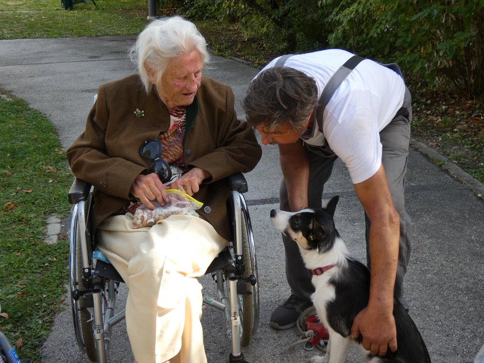 Bewohnerin mit Hund