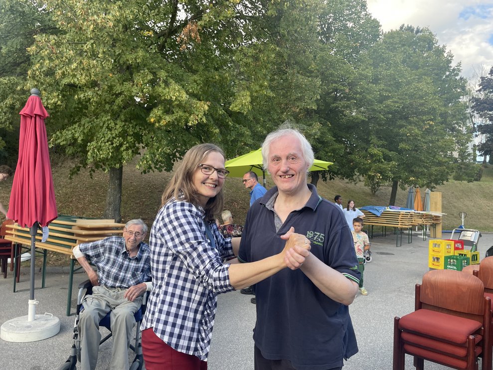 Ein Herr und eine Dame tanzen. 