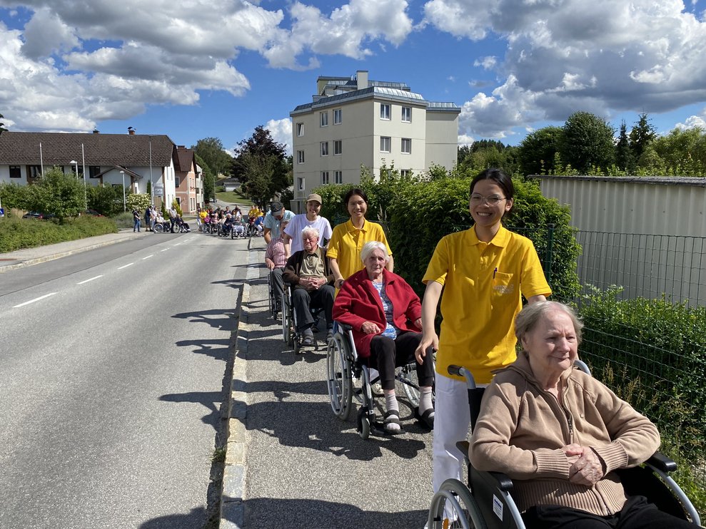 ...setzt sich der Rollstuhlkonvoi...