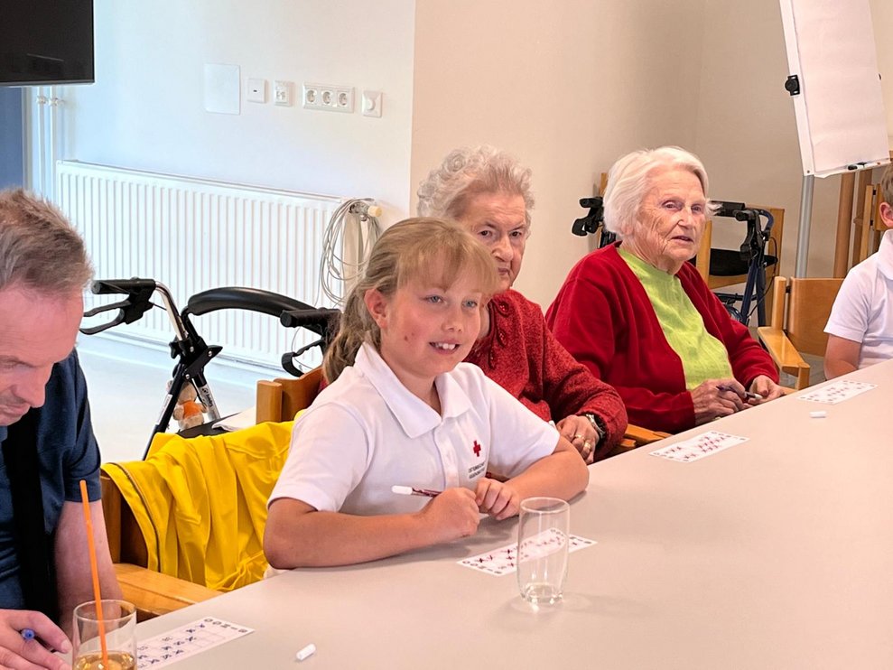 die Kinder unterstützen und helfen mit